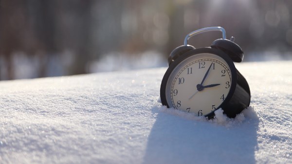 تطبيق التوقيت الشتوي لعام 2026 يتطلب تأخير الساعة 60 دقيقة