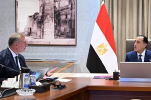 رئيس الوزراء يناقش مع وزير البترول تحديثات إمدادات الغاز واستعدادات ذروة الصيف
