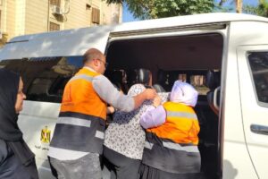 التدخل السريع ينقل مسنّة من الشارع إلى دار رعاية في منطقة الحسين حسب تقرير من التضامن