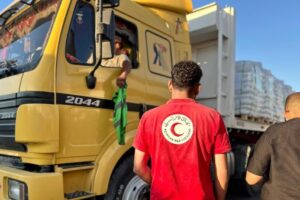 الهلال الأحمر المصري يرسل 131 ألف سلة غذائية وأطنان من المساعدات الإغاثية لأهالي غزة عبر قافلة “زاد العزة”