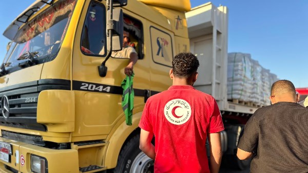الهلال الأحمر المصري يرسل 131 ألف سلة غذائية وأطنان من المساعدات الإغاثية لأهالي غزة عبر قافلة “زاد العزة”
