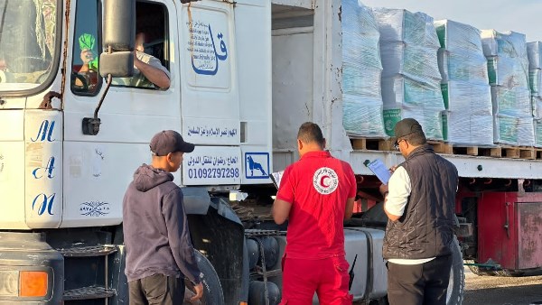الهلال الأحمر يرسل قافلة «زاد العزة» 282 لمساعدة سكان غزة