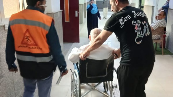 إنقاذ مسن بلا مأوى في المنصورة ونقله إلى دار رعاية بواسطة جمعية التضامن