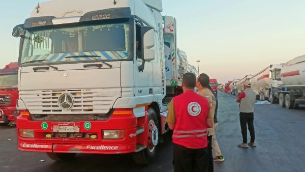 الهلال الأحمر يرسل قافلة «زاد العزة» 284 إلى سكان غزة