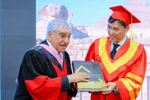 الدكتور زاهي حواس يتسلم الدكتوراه الفخرية رقم 13 من جامعة شنغهاي