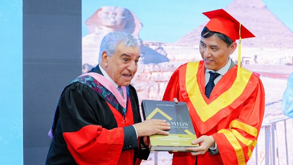 الدكتور زاهي حواس يتسلم الدكتوراه الفخرية رقم 13 من جامعة شنغهاي