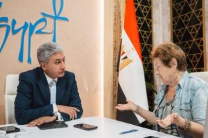 وزير السياحة والآثار يلتقي مع ممثلي الإعلام الفرنسي في زيارته لباريس