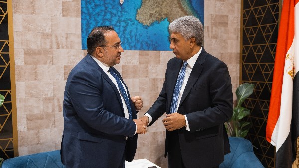 شريف فتحي يناقش مع وزير السياحة القبرصي تعزيز التعاون وزيادة الحركة السياحية إلى مصر