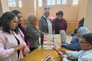 طلاب يسجلون تاريخ العلم والملكيات في ورشة علمية بمتحف المركبات الملكية