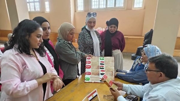 طلاب يسجلون تاريخ العلم والملكيات في ورشة علمية بمتحف المركبات الملكية