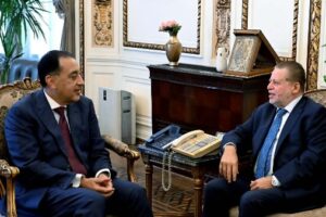 مدبولي ومحافظ البنك المركزي يبحثان سبل كبح التضخم وتعزيز التدفقات الدولارية في ظل ارتفاع سعر الدولار وتأمين السلع
