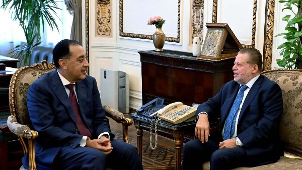 مدبولي ومحافظ البنك المركزي يبحثان سبل كبح التضخم وتعزيز التدفقات الدولارية في ظل ارتفاع سعر الدولار وتأمين السلع