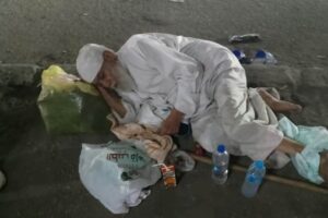 إنقاذ مسن بلا مأوى من الرصيف ونقله إلى دار رعاية في القليوبية