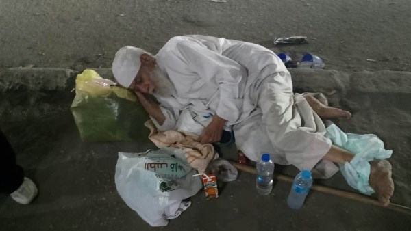 إنقاذ مسن بلا مأوى من الرصيف ونقله إلى دار رعاية في القليوبية