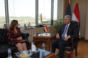 وزير السياحة والآثار يسلم سفيرة مصر الجديدة في سنغافورة رسالة ترويجية لدعم القطاع السياحي