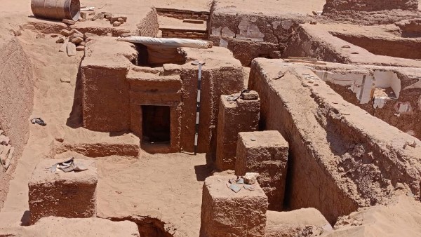 اكتشاف فريد في الوادي الجديد: العثور على مقبرة هرمية تعود للعصر الروماني في «بئر الشغالة»