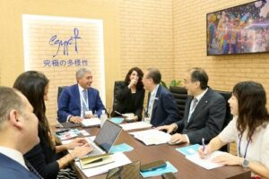 وزير السياحة يناقش مع رئيس الرابطة اليابانية لوكلاء السفر تعزيز تدفق السياح إلى البلاد