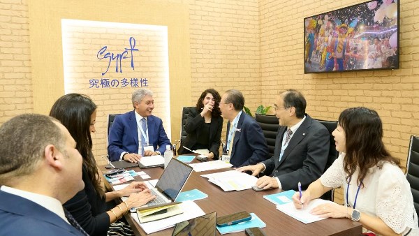 وزير السياحة يناقش مع رئيس الرابطة اليابانية لوكلاء السفر تعزيز تدفق السياح إلى البلاد