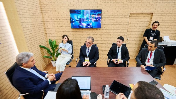 وزير السياحة والآثار يلتقي منظمي الرحلات اليابانية للتباحث في قضايا السياحة
