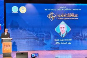 وزير السياحة والآثار ينبه لوجود 4 تحديات عالمية تؤثر على قطاع التشغيل السياحي