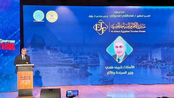 وزير السياحة والآثار ينبه لوجود 4 تحديات عالمية تؤثر على قطاع التشغيل السياحي