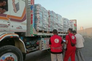 الهلال الأحمر يعلن عن قافلة زاد العزة الـ 285 المحملة بأكثر من 3، 009 أطنان من المساعدات للفلسطينيين