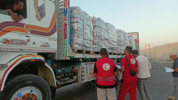 الهلال الأحمر يعلن عن قافلة زاد العزة الـ 285 المحملة بأكثر من 3، 009 أطنان من المساعدات للفلسطينيين