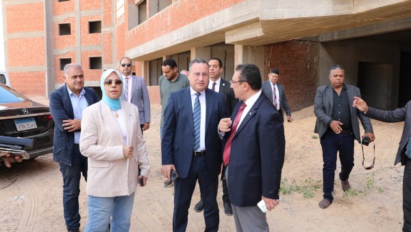 وزير التعليم العالي يقوم بجولة تفقدية في فرع جامعة الإسكندرية ببرج العرب