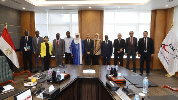 وفد مالي رفيع المستوى يزور رئيس وكالة الفضاء المصرية لتعزيز التعاون بين البلدين