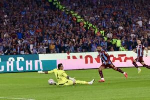 محمد صلاح يتألق بهاتريك ويقود طرابزون سبور للفوز الكبير على جالاتاسراى 4-0 في الدوري التركي