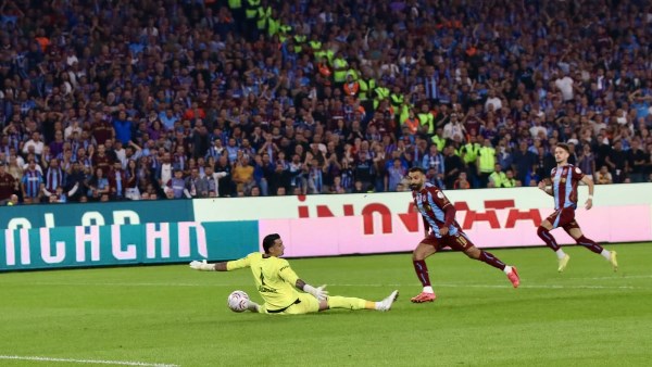 محمد صلاح يتألق بهاتريك ويقود طرابزون سبور للفوز الكبير على جالاتاسراى 4-0 في الدوري التركي