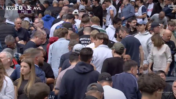 جماهير توتنهام تغادر الملعب قبل انتهاء المباراة وهتافات تطالب بإبعاد دي زيربي بمشاركة مرموش