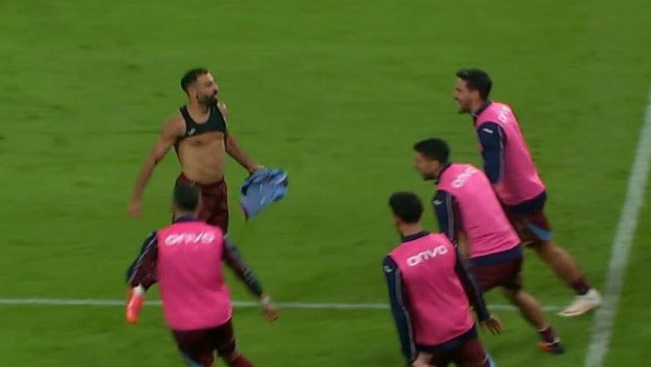 محمد صلاح يتلقى أول إنذار له في تركيا بعد خلع القميص إثر تسجيله هاتريك