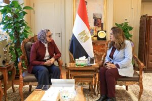 وزيرة التنمية المحلية والبيئة تستعرض مع محافظ الوادي الجديد مستجدات المشروعات التنموية والخدمية