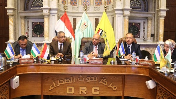 بحوث الصحراء يتباحث مع وفد من أوزبكستان حول سبل التعاون في مجالي الاستصلاح والإنتاج الحيواني