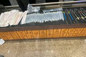 إحباط تهريب 298 قطعة مستلزمات طبية مخصصة للعمليات الجراحية في مطار سفنكس