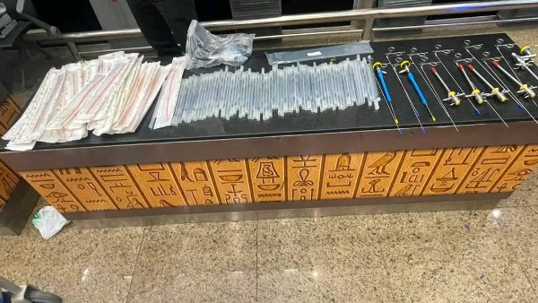 إحباط تهريب 298 قطعة مستلزمات طبية مخصصة للعمليات الجراحية في مطار سفنكس