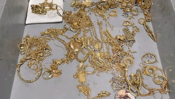 مطار القاهرة ينجح في إحباط تهريب كميات كبيرة من الأدوية والمجوهرات الذهبية