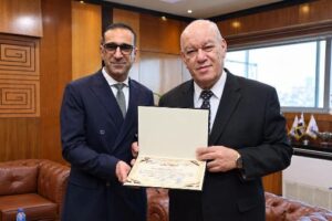 تكريم مدير طيران الإمارات في ميناء القاهرة الجوي لدوره في تعزيز المنظومة