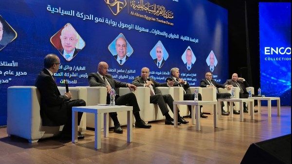 الحفني يؤكد أهمية الطيران في دعم نمو الحركة السياحية خلال مشاركته في «منتدى الأهرام للسياحة المصرية»