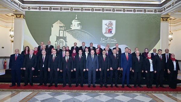 قنصوة وقيادات جامعة القاهرة يرحبون بالطلاب في انطلاق العام الدراسي الجديد من قلب الحرم الجامعي