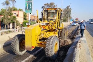 إتمام عملية إزالة الأسفلت المتضرر في طريق خدمة كوبري إيتاي البارود حسب تصريحات وزارة الطرق والكباري