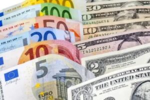 انخفاض الدولار يؤثر على أسعار العملات الأجنبية والعربية اليوم