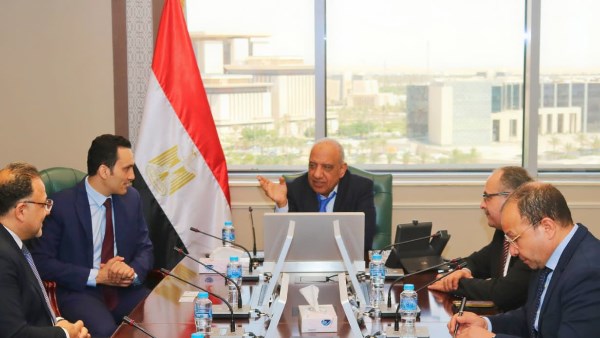 وزير الكهرباء يؤكد على أهمية مشروعات تحلية المياه في جذب الاستثمارات الأجنبية