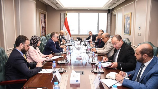 وزير الكهرباء يؤكد أهمية محطات التوليد القريبة من البحرين الأحمر والمتوسط في تعزيز قدرة البلاد على تحلية المياه