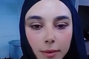 أم تطالب بالرحمة بعد تعرض نجلها للتنمر بسبب عملها في الإمارات
