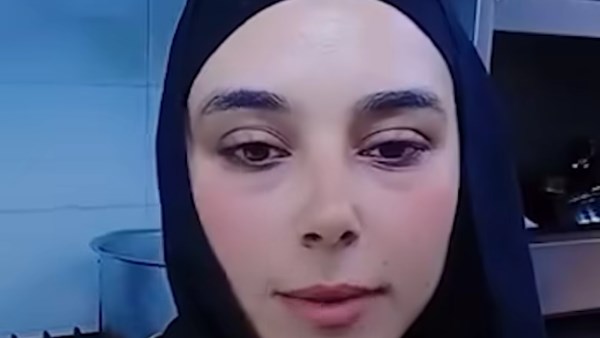 أم تطالب بالرحمة بعد تعرض نجلها للتنمر بسبب عملها في الإمارات