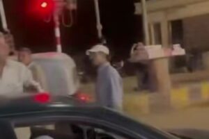 سائق توكتوك يهاجم مسن وزوجته وأبنائه بطريقة عنيفة أثناء وجودهم داخل السيارة
