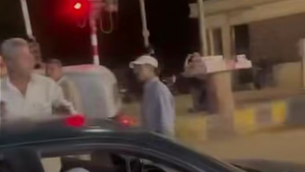 سائق توكتوك يهاجم مسن وزوجته وأبنائه بطريقة عنيفة أثناء وجودهم داخل السيارة