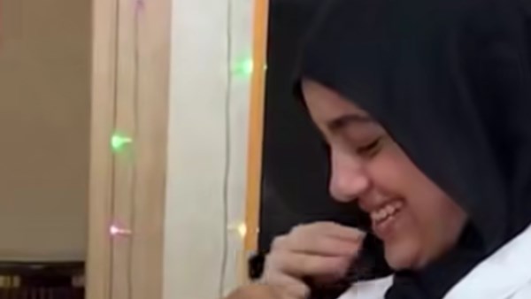 أب يحتفل بدخول ابنته كلية الطب بتقديم بالطو أبيض لها